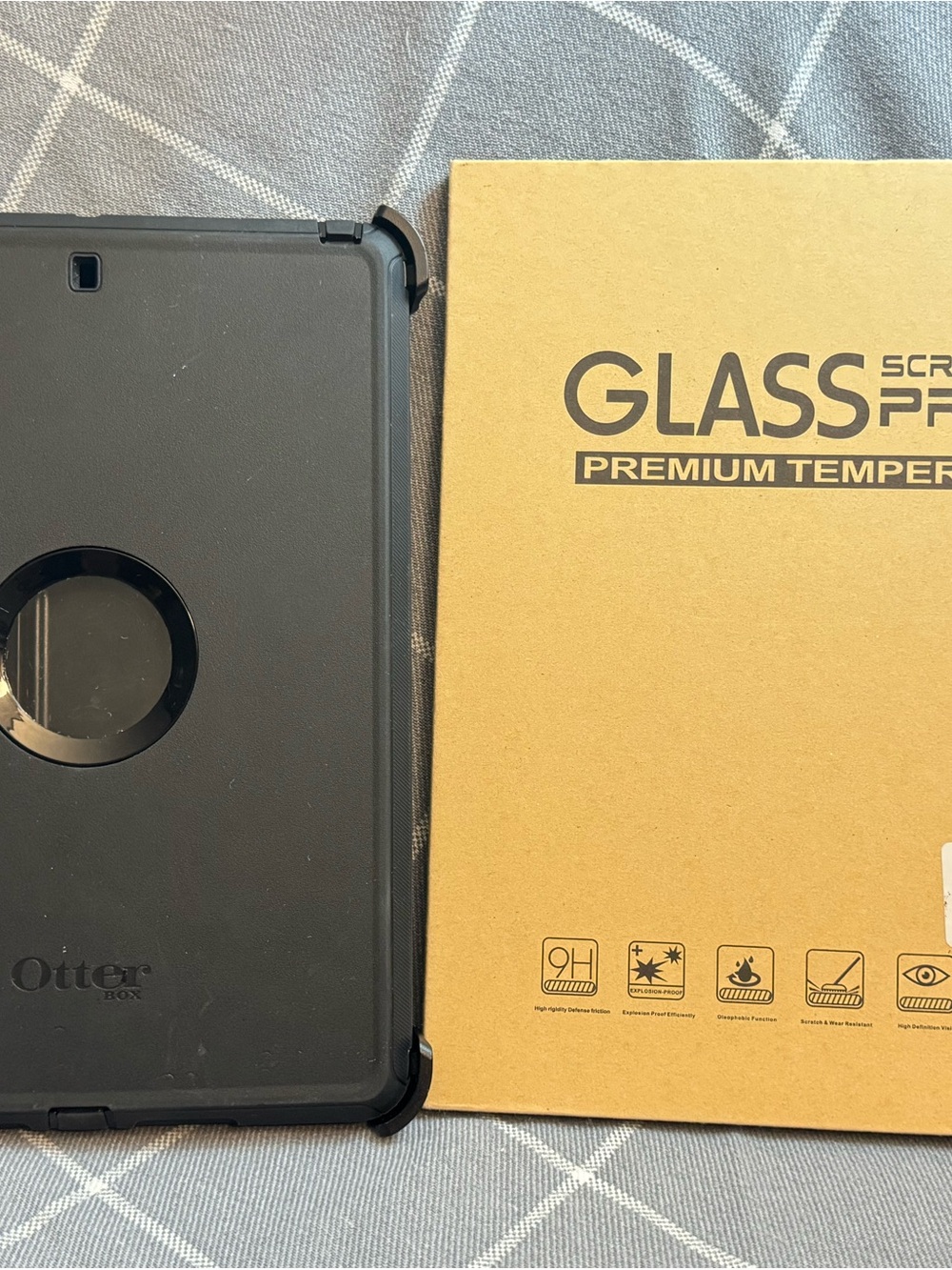 OtterBox Defender iPad 9th/8th/7th Gen Case Black + (2) Tempered Glass Screens